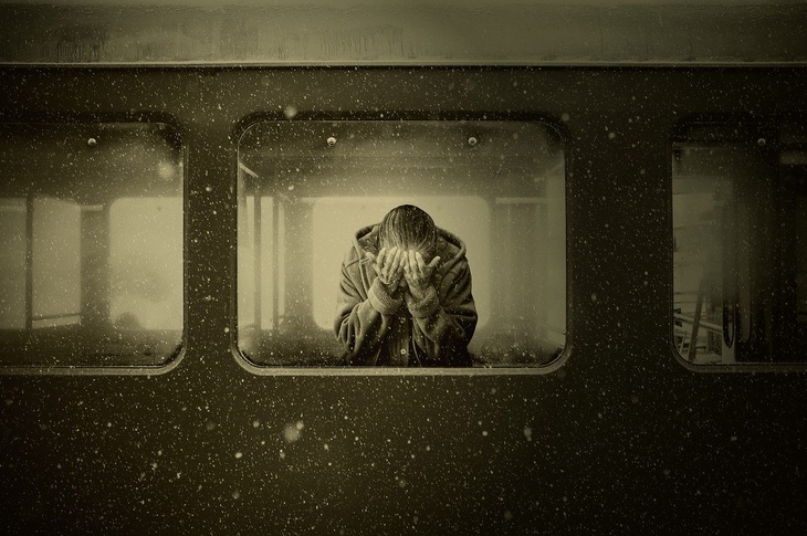 женщина в окне плачет