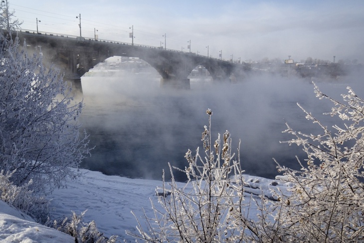 Река Ангара в районе Иркутска не замерзает даже в сильные морозы