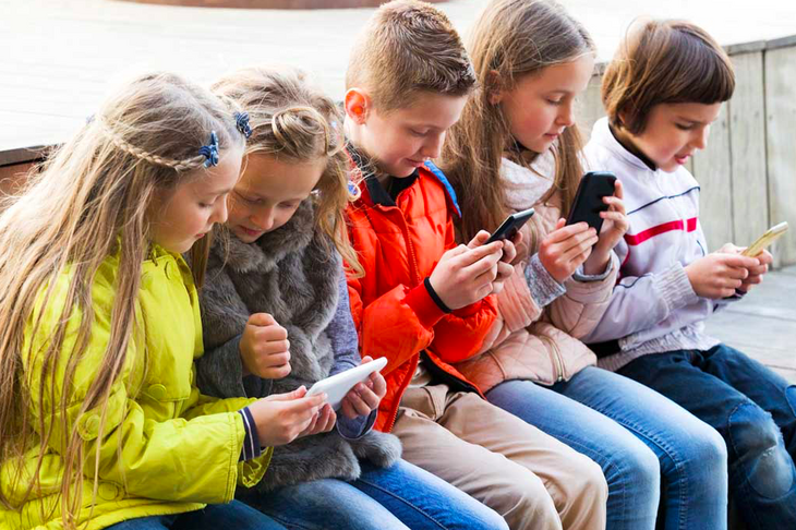 Дети с мобильными телефонами