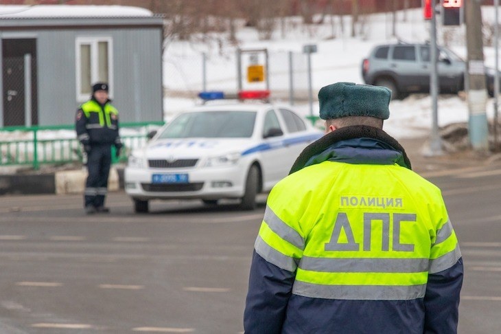 «За порочащий проступок»: в Новосибирске полицейский «заправил» машину ДПС виски