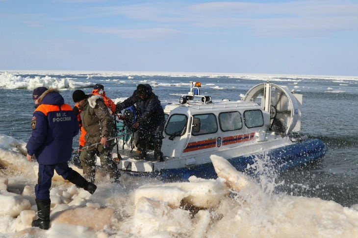 На Сахалине 600 рыбаков унесло в море на оторвавшейся льдине