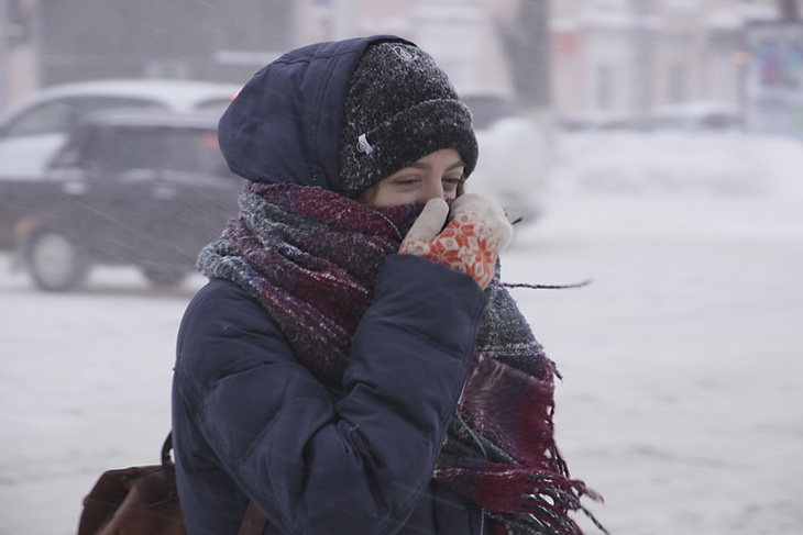 Барнаул. Девушка на улице во время метели.