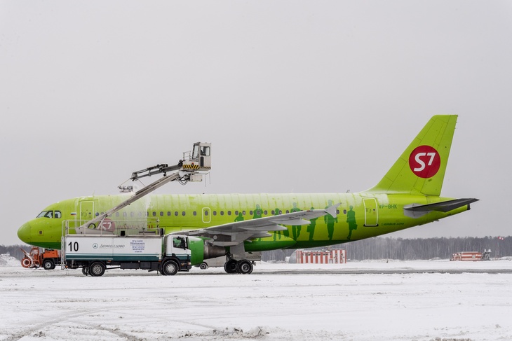 Самолет авиакомпании S7 в аэропорту Домодедово