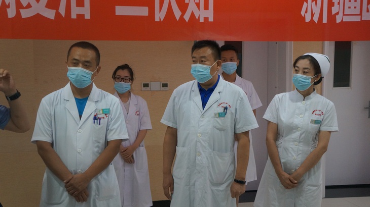 Китай, Урумчи. Сотрудники медицинского центра.