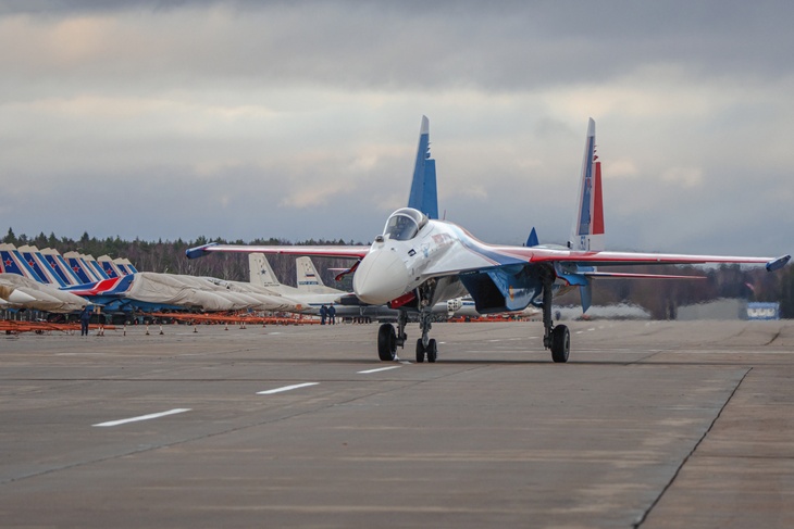 Московская область, Кубинка. Истребитель Су-35С , переданный пилотажной группе ВКС России`Русские Витязи` на аэродроме Кубинка.