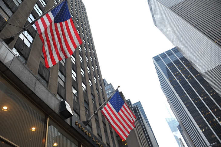 Американские флаги на фасаде здания