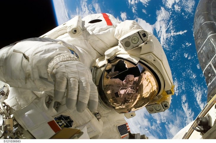 Потери в открытом космосе: женщина-астронавт из США лишилась камеры и фонаря