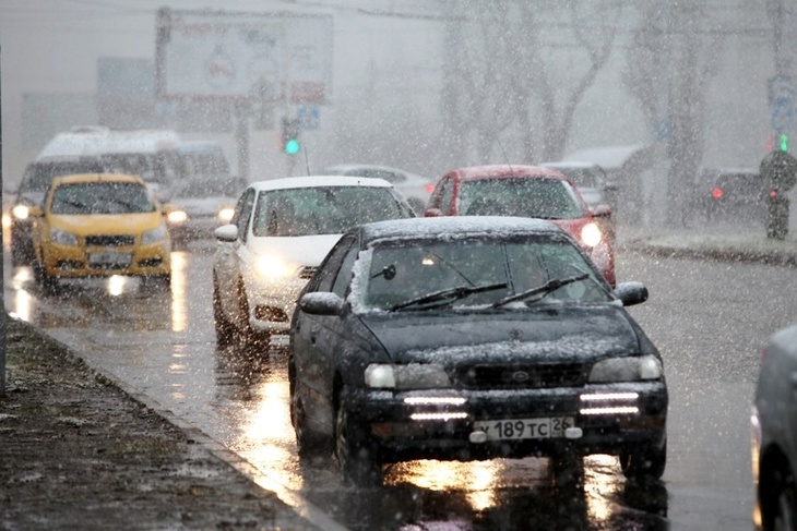 машины в непогоду на дороге