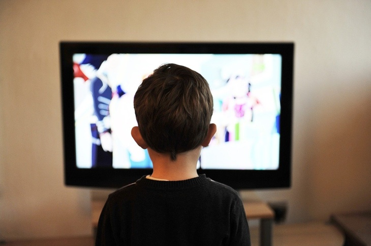 Ребенок перед телевизором
