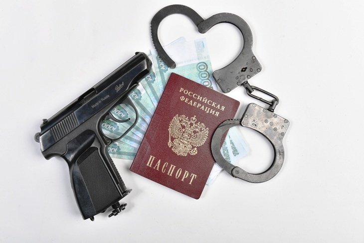 паспорт, пистолет, деньги, наручники