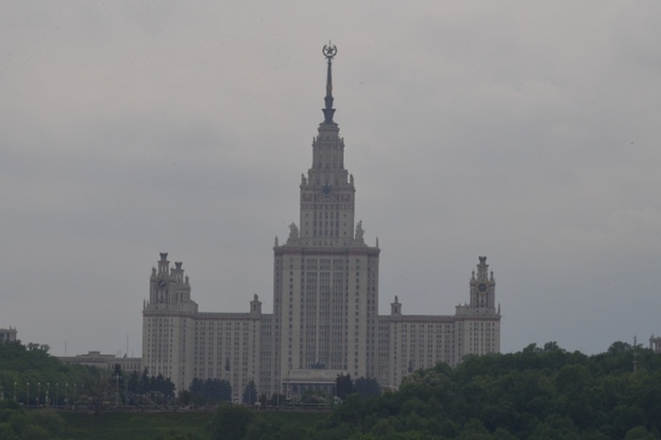 Вид главного здания МГУ