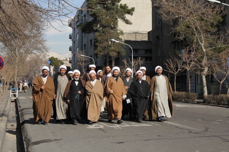 Иранские муллы идут слушать проповедь аятоллы
