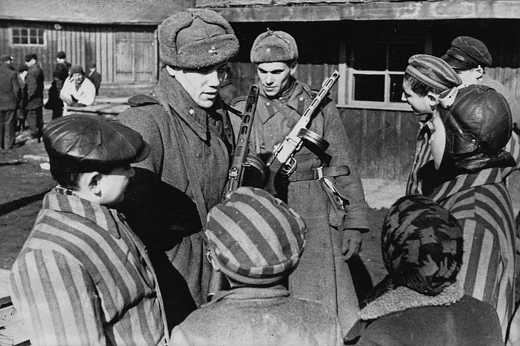 Советские солдаты освобождают Освенцим