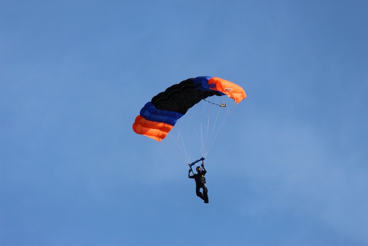 Красноярское МВД проверит сообщение о прыжке парашютистов с балкона