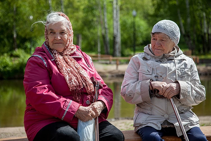 Две пожилые женщины