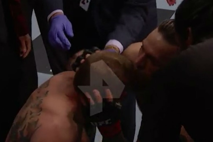 Макгрегор утешил Серроне поцелуем после сокрушительной победы