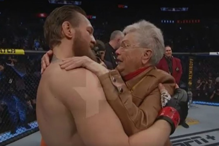 Макгрегор заключил в объятия бабушку поверженного Серроне