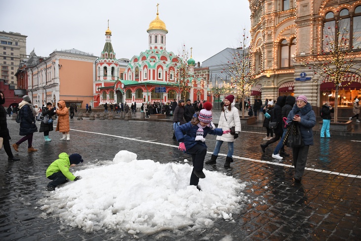 Дети играют в снег на Красной площади