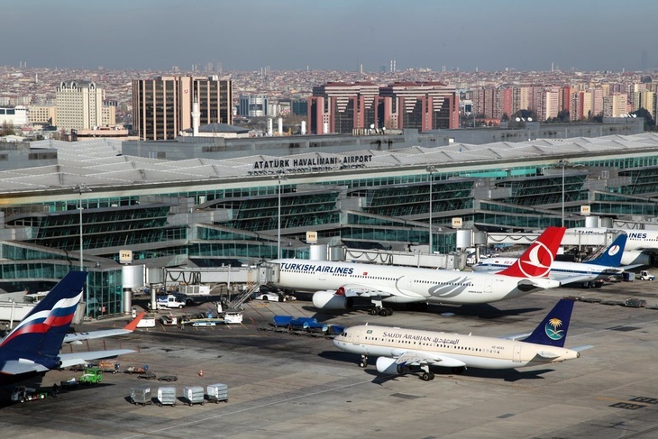 «Это полная неожиданность»: в аэропорту Стамбула запретили с табличками встречать туристов 