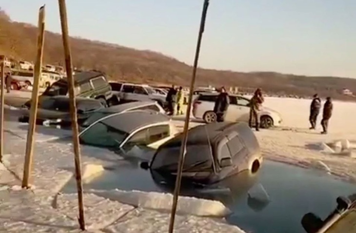 Во Владивостоке достали провалившиеся под лед автомобили рыбаков 