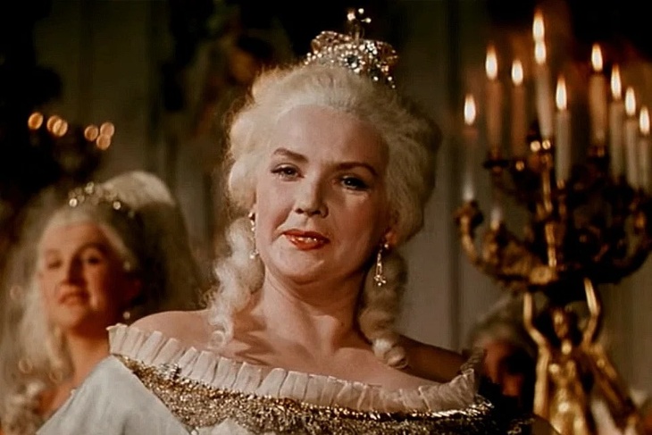 Қара қарындашпен салынған порно Үйде видео түсіріп жатқан қара жігітпен әйел