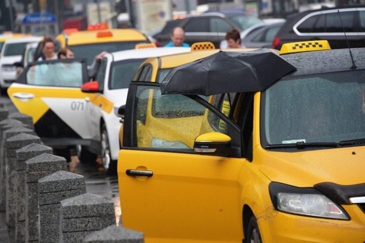 Насильникам и убийцам запретят водить такси