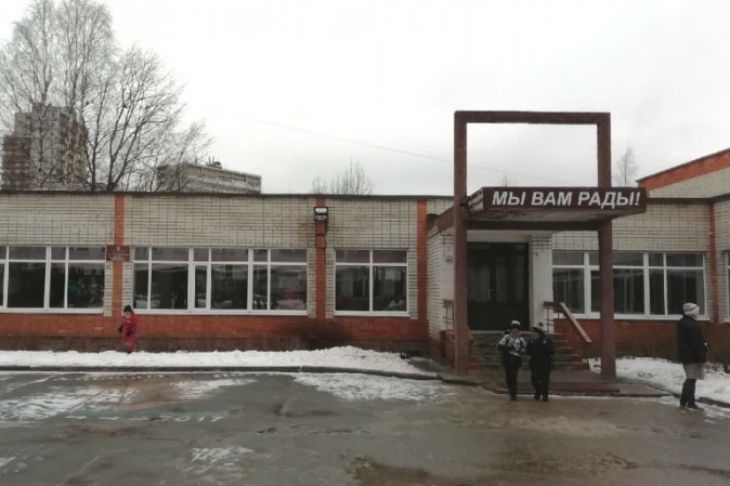 Директор школы в Петрозаводске назвала ноги школьницы «толстоватыми» для юбки