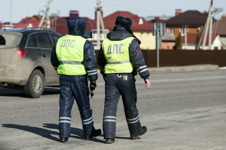 В Ростовской области маршрутка провалилась в яму