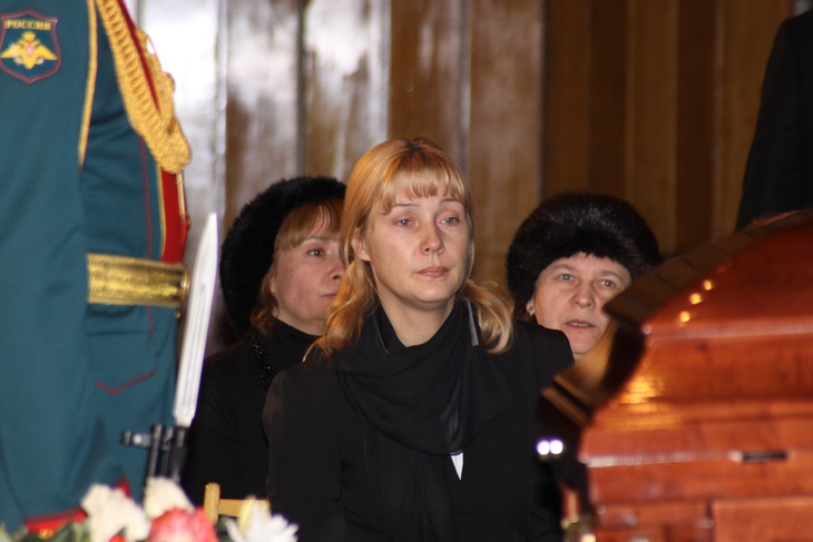 Анна Тихонова на похоронах отца