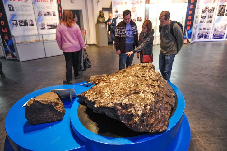 Крупные метеориты в залах музея Московского планетария. 