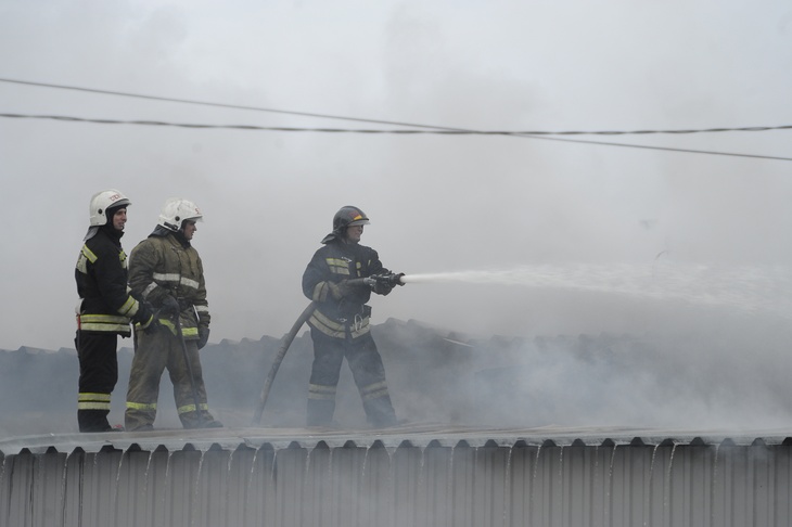 Пожарные ликвидируют возгорание