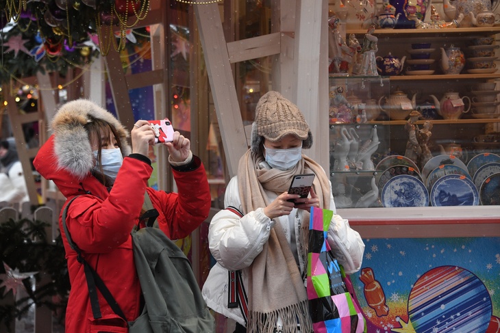 Китайские туристы в медицинских масках на Красной площади