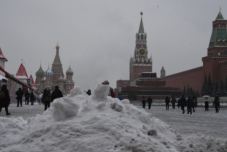 Уборка снега на Красной площади. 