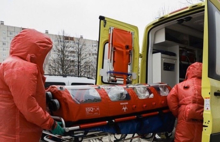 Россиянку с подозрением на коронавирус доставили в больницу в капсуле