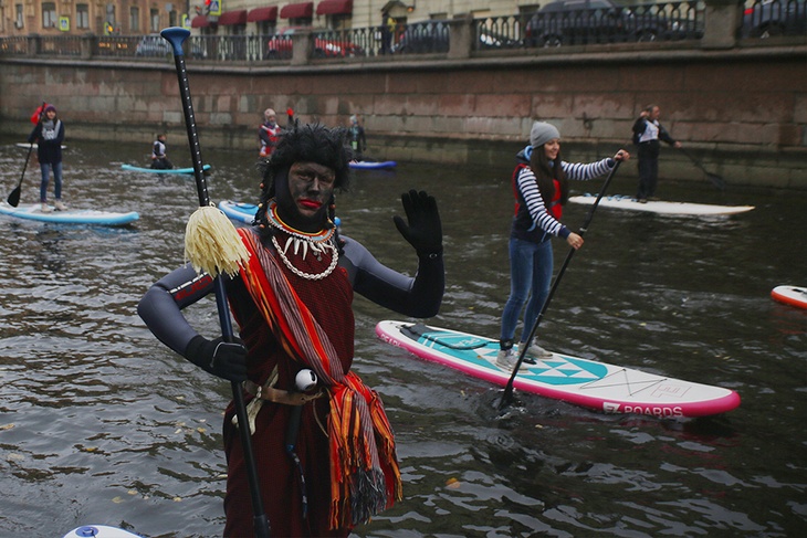 Представитель народности "Папуасы" на серфинге в Санкт-Петербурге