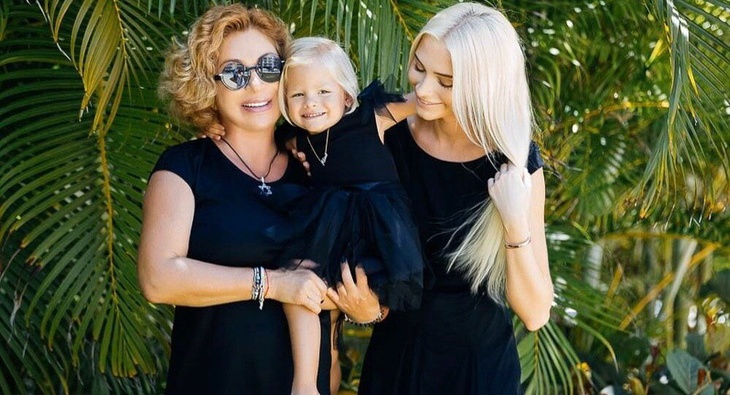 Симона с внучкой Алисой и Аленой Шишковой