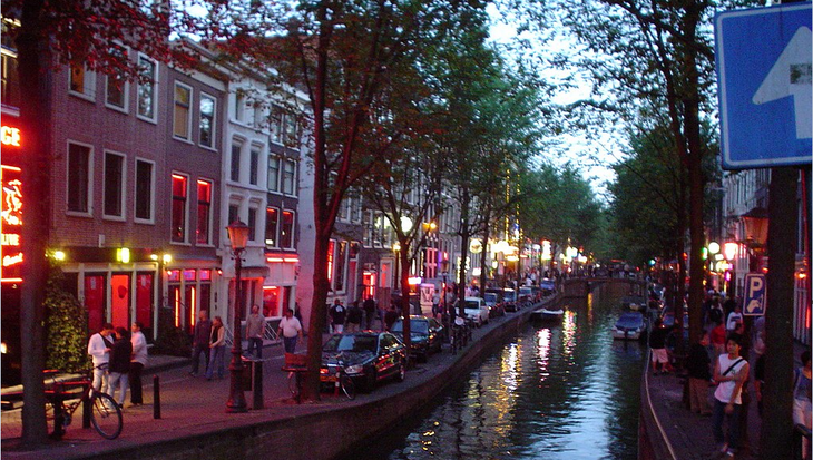 Амстердам запустил кампанию против секс- и наркотуризма