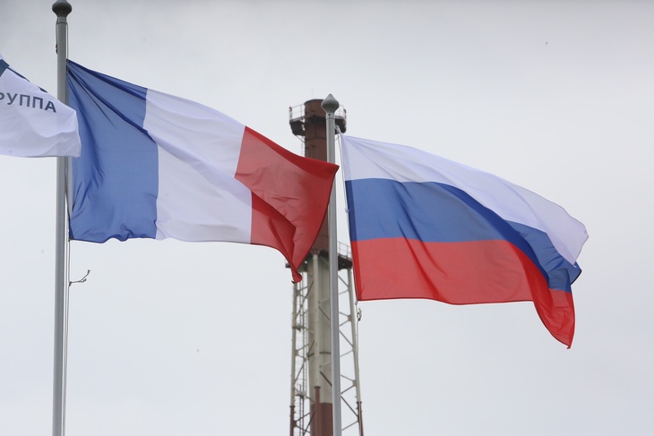 Французский и российский флаги