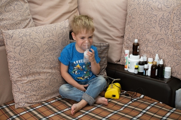 Ребенок делает ингаляцию от гриппа