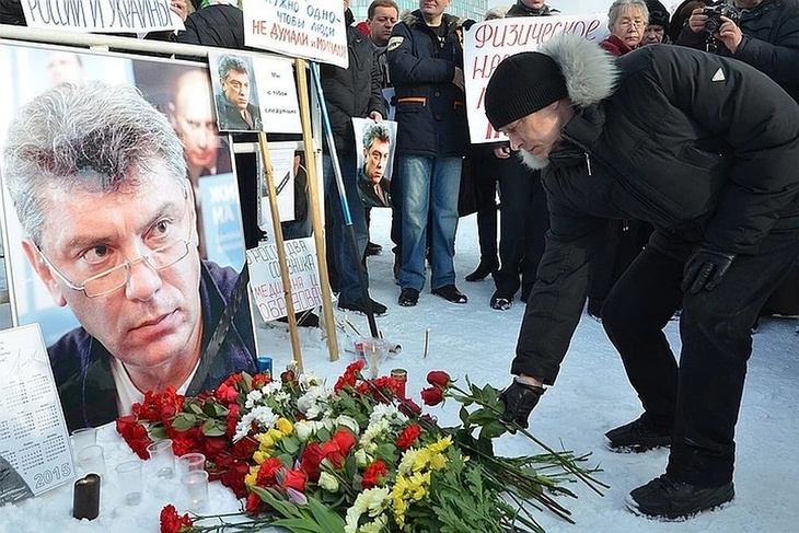 Стихийный мемориал Борису Немцову
