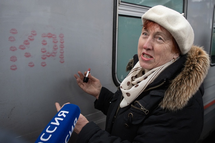 Жительница Крыма встречает первый поезд из России