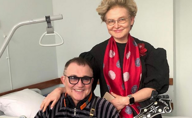 Елена Малышева навещает Диброва в больнице
