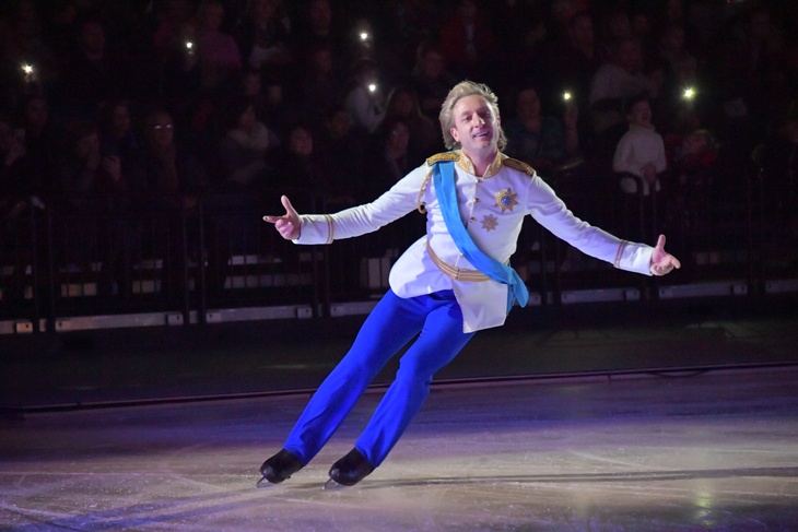 Евгений Плющенко на сцене ледового шоу "Золушка"