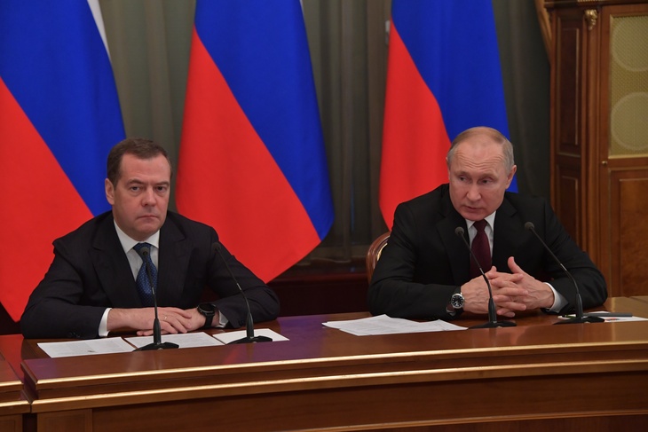 Владимир Путин с экс-премьером РФ Дмитрием Медведевым