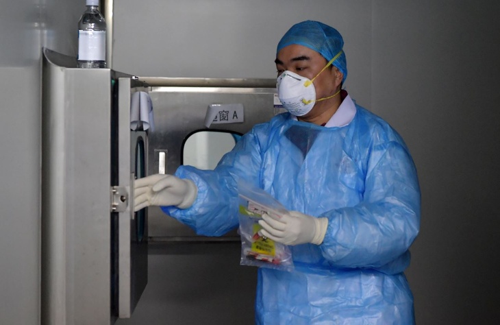 В Китае тяжелобольных коронавирусом стало почти вдвое меньше 