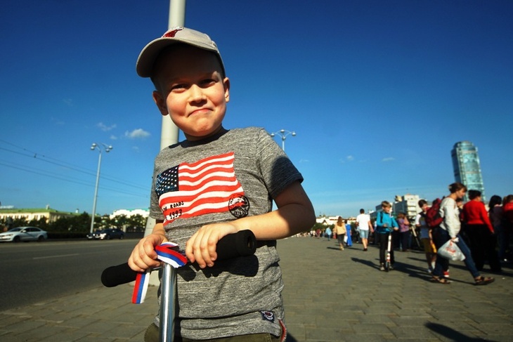 Мальчик в день празднования флага россии
