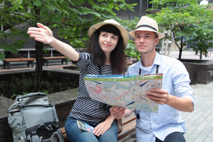 Туристы с картой