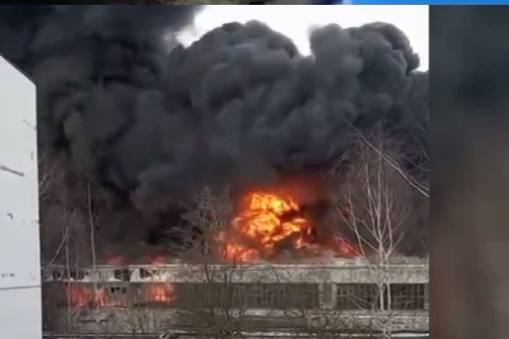 В Подмосковье горит здание алюминиевого завода