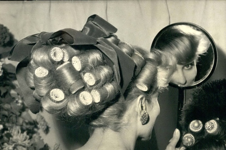 Девушка и бигуди