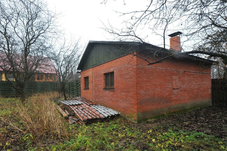Житель Курской два месяца разбирал недостроенный дом соседа и строил жилье себе